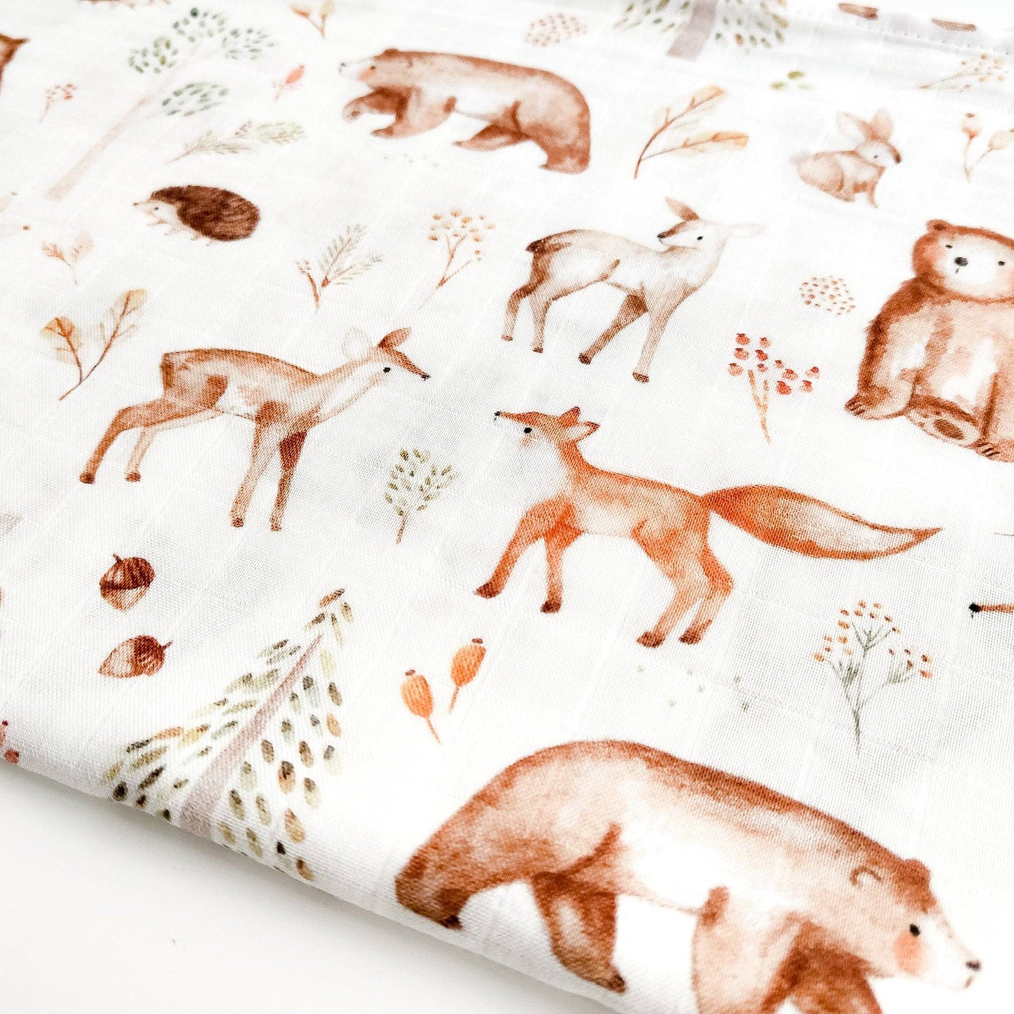 Dettaglio della mussole neonato Animali del Bosco con stampa di cervi, volpi e orsi, tessuto morbido in cotone e bambù, colori caldi