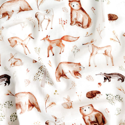 Mussole neonato in cotone e bambù con stampa di animali del bosco, colori neutri, morbida e avvolgente, ideale per fasciatura e gioco