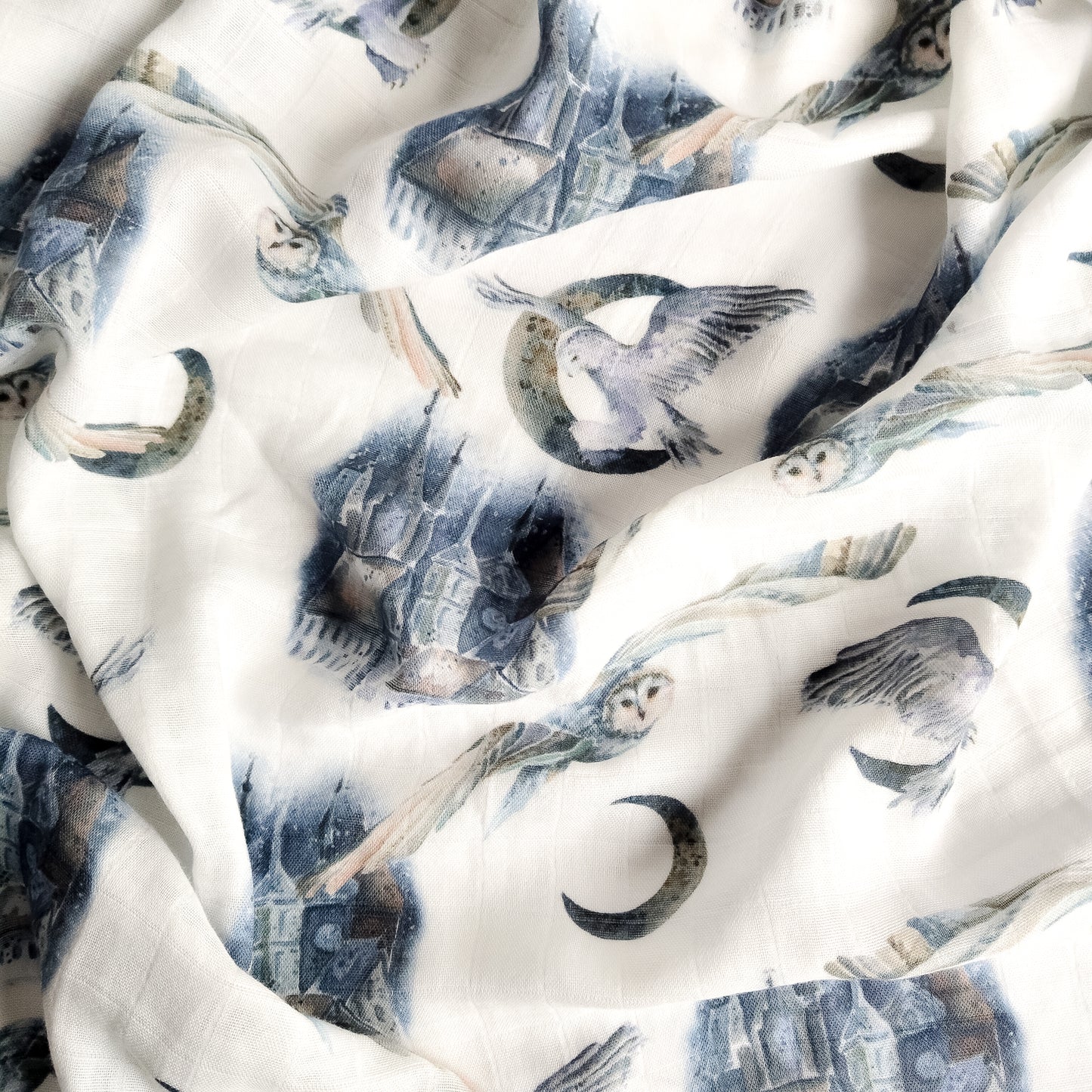 Dettaglio di tessuto musola con stampa di uccelli e natura, morbido cotone e bambù, perfetta come coperta avvolgente per neonato.