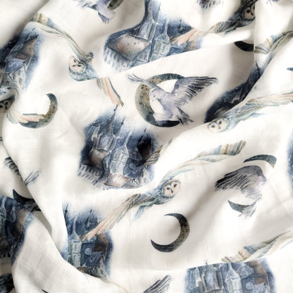Dettaglio di tessuto musola con stampa di uccelli e natura, morbido cotone e bambù, perfetta come coperta avvolgente per neonato.