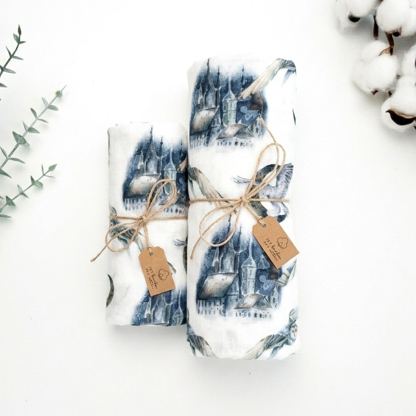 Musola neonato in cotone e bambù con fantasia fiabesca blu su bianco, tessuto leggero e avvolgente, ideale per fasciatura neonato.