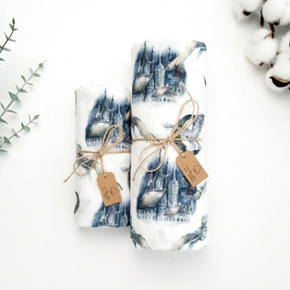 Musola neonato in cotone e bambù con fantasia fiabesca blu su bianco, tessuto leggero e avvolgente, ideale per fasciatura neonato.