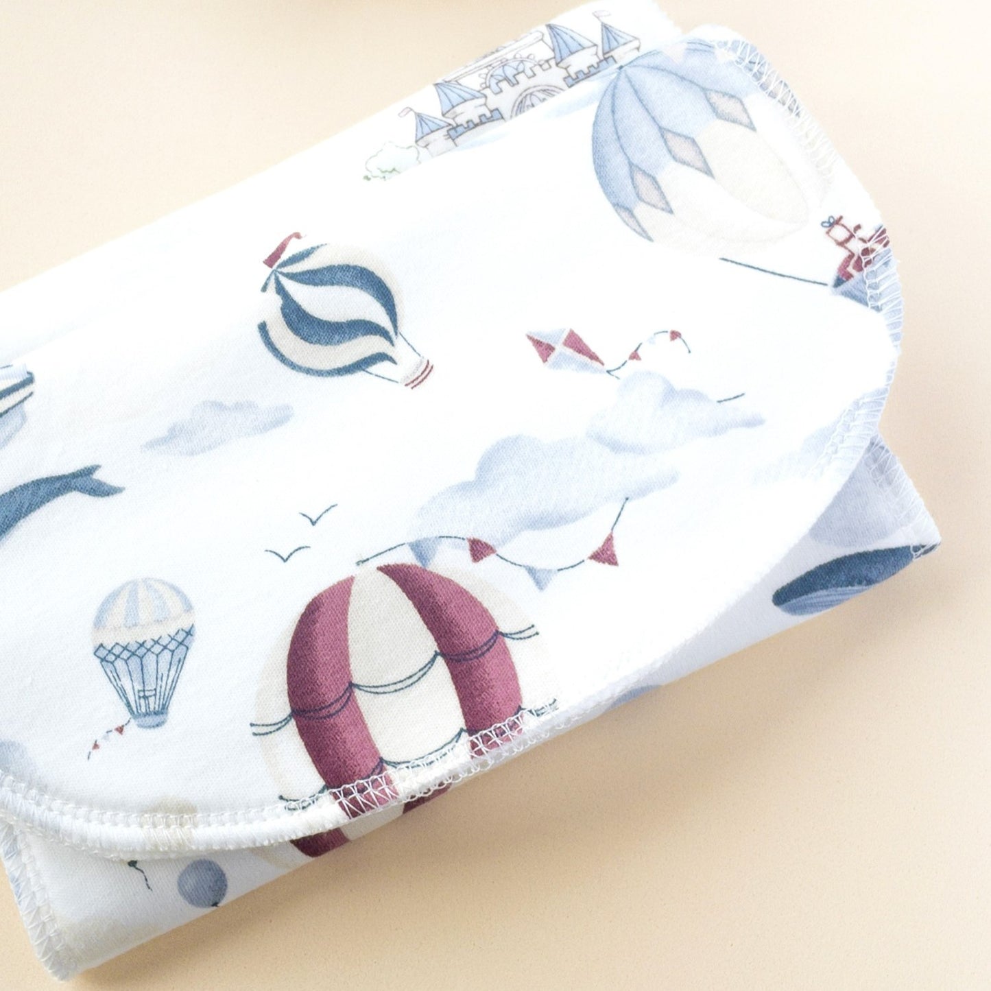 Set di panni salviette in cotone con stampa di mongolfiere e nuvole, morbidi e assorbenti, ideali per proteggere i vestiti del neonato.