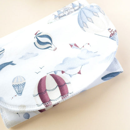 Set di panni salviette in cotone con stampa di mongolfiere e nuvole, morbidi e assorbenti, ideali per proteggere i vestiti del neonato.