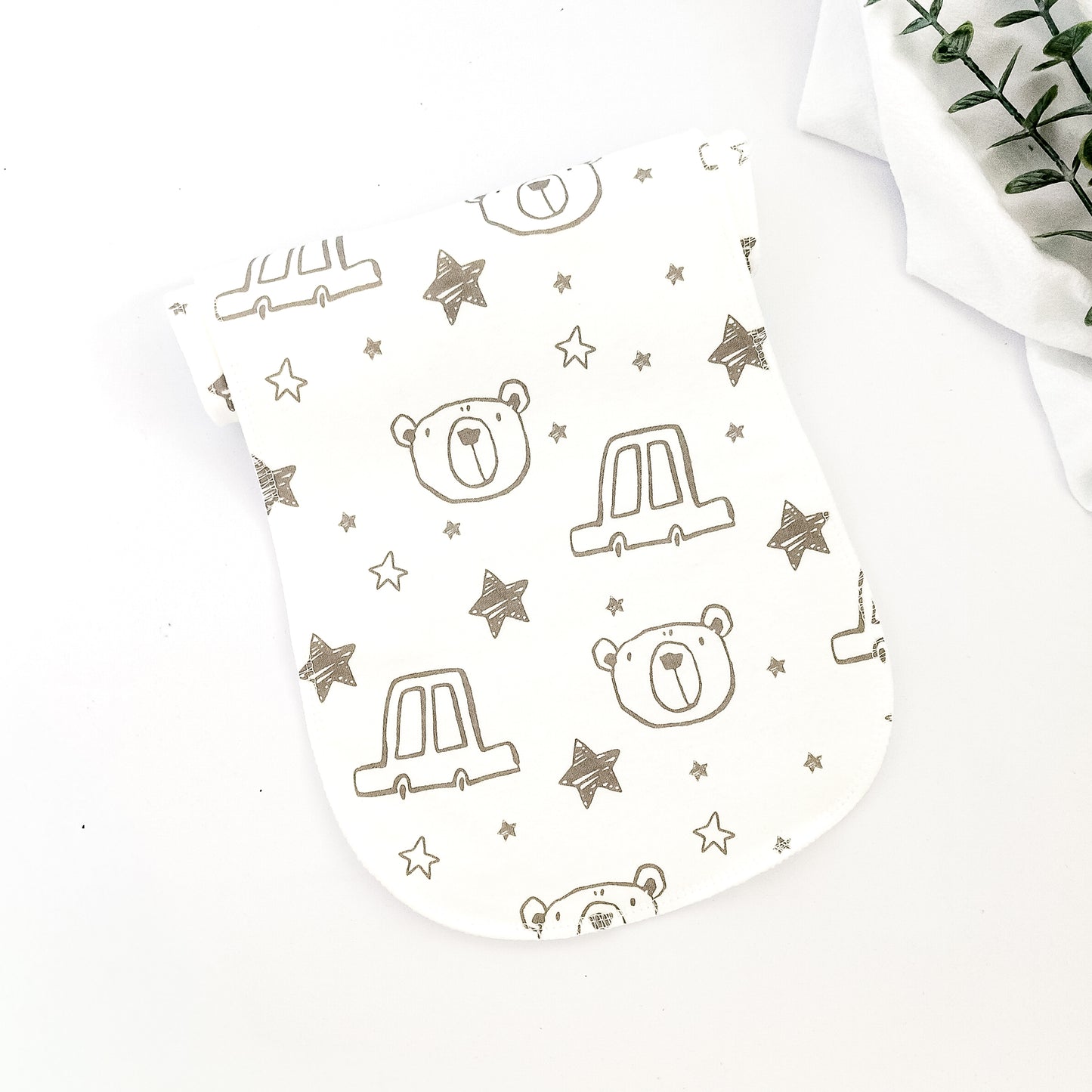 Salviette ruttino in cotone con disegni di orsetti e stelle, morbide e assorbenti, perfette per proteggere i vestiti del neonato da rigurgiti.