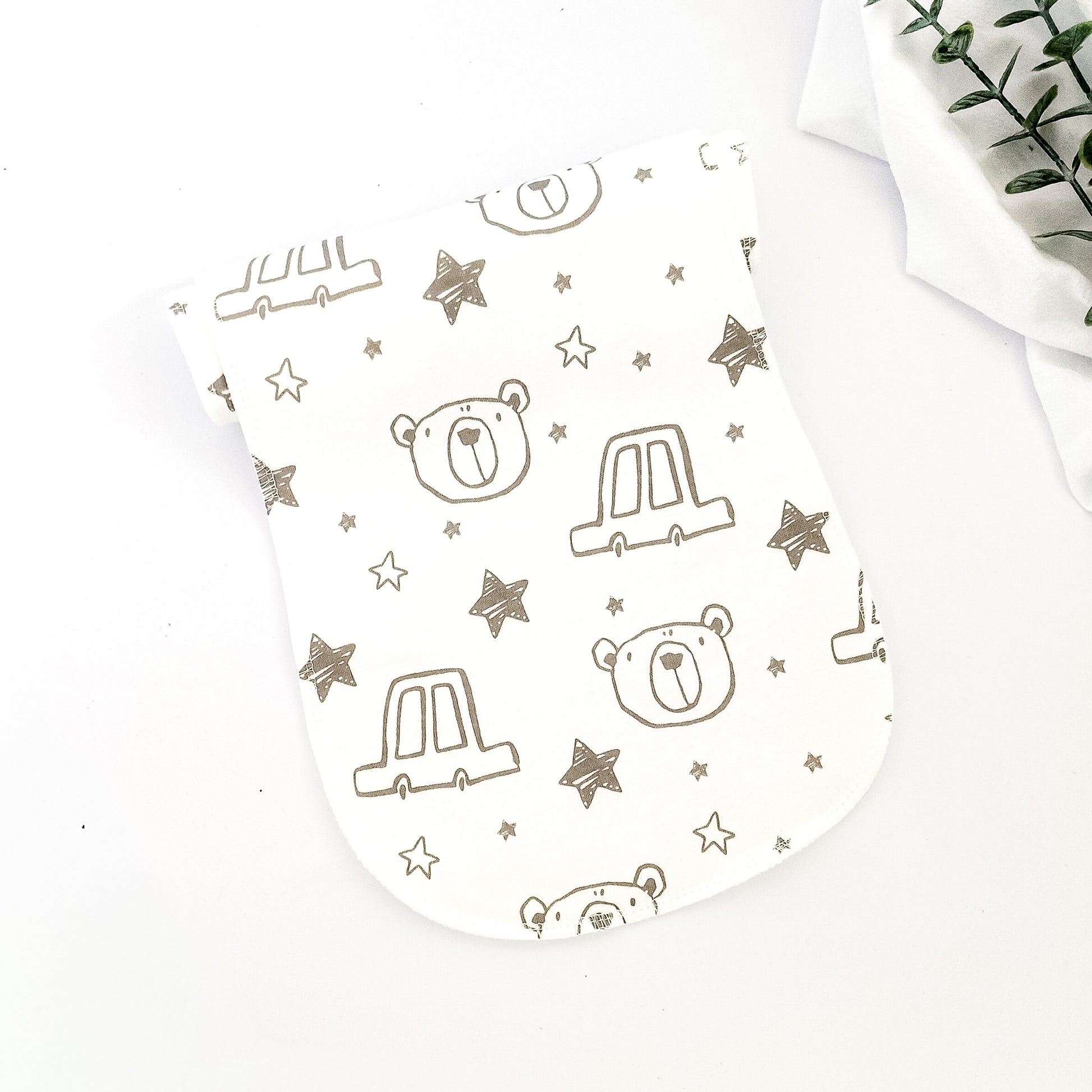 Salviette ruttino in cotone con disegni di orsetti e stelle, morbide e assorbenti, perfette per proteggere i vestiti del neonato da rigurgiti.