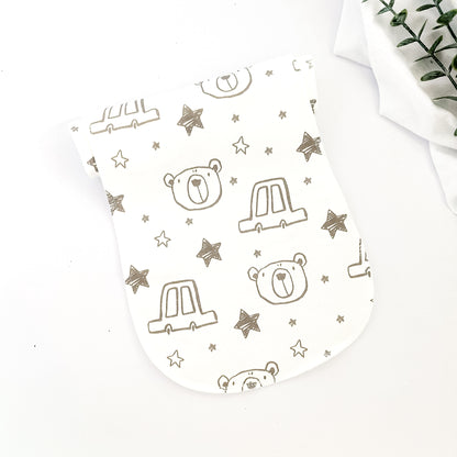Salviette ruttino in cotone con disegni di orsetti e stelle, morbide e assorbenti, perfette per proteggere i vestiti del neonato da rigurgiti.