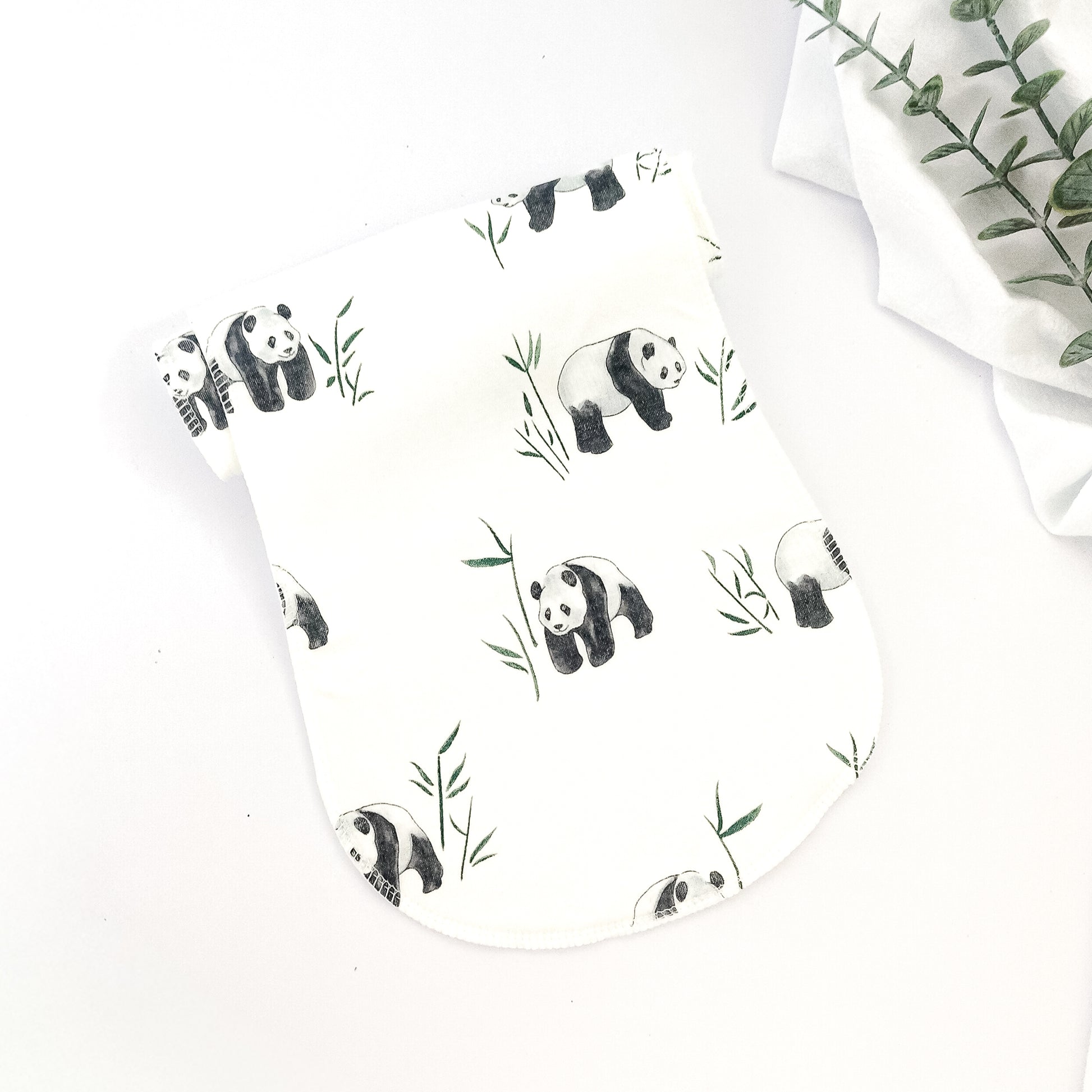 Set di 5 salviette ruttino neonato in cotone morbido e assorbente con disegni di panda e bambù, ideale per allattamento e protezione vestiti.