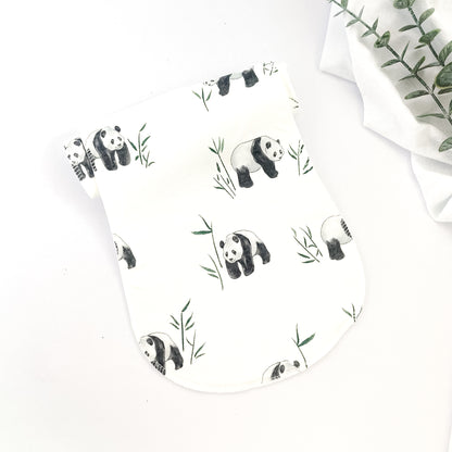 Set di 5 salviette ruttino neonato in cotone morbido e assorbente con disegni di panda e bambù, ideale per allattamento e protezione vestiti.