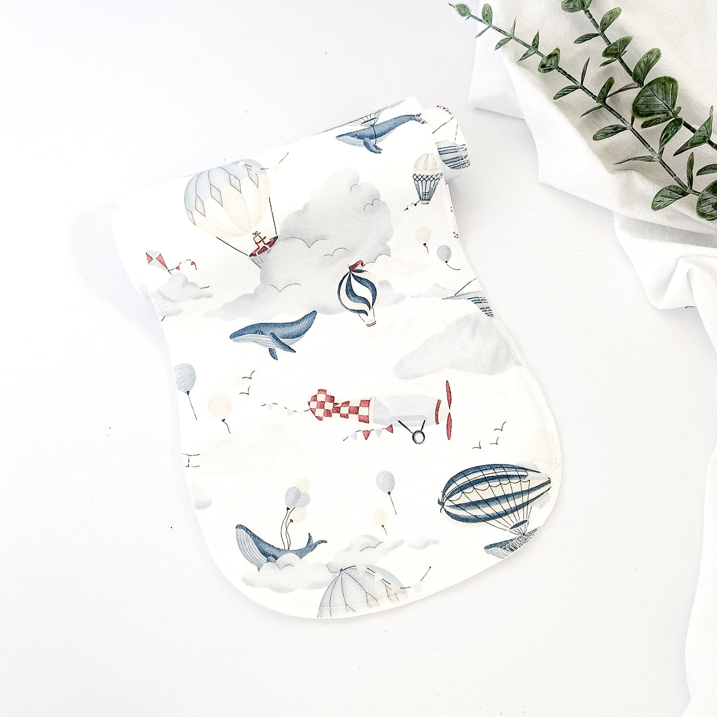 Set di 5 salviette in cotone morbido con stampa di mongolfiere, nuvole e panda, ideali per proteggere i vestiti del neonato da rigurgiti.