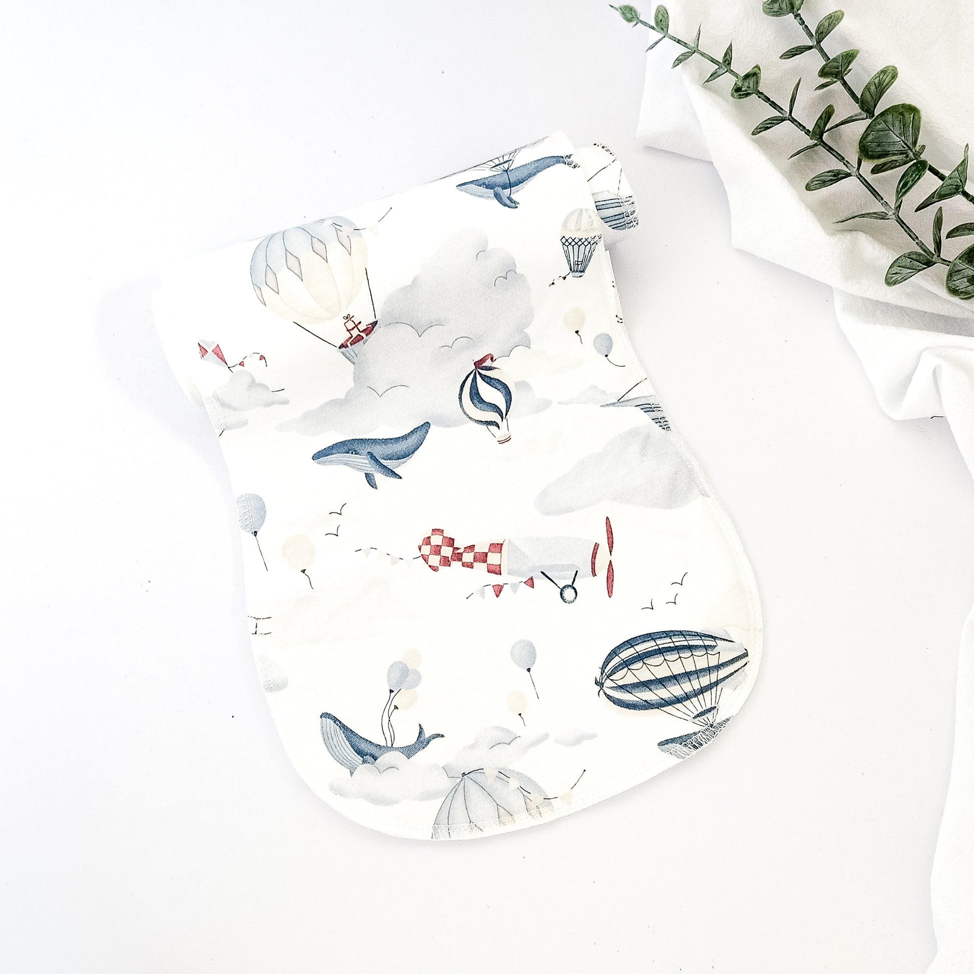 Set di 5 salviette in cotone morbido con stampa di mongolfiere, nuvole e panda, ideali per proteggere i vestiti del neonato da rigurgiti.