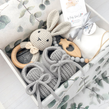 Regalo neonato per baby shower, battesimo, set nascita, idea regalo per neonato a tema coniglietto colore neutro grigio con sonaglio coniglio, scarpine neonato, mussola cotone e bambù, pagliaccetto in maglia e carotina in legno di faggio.
