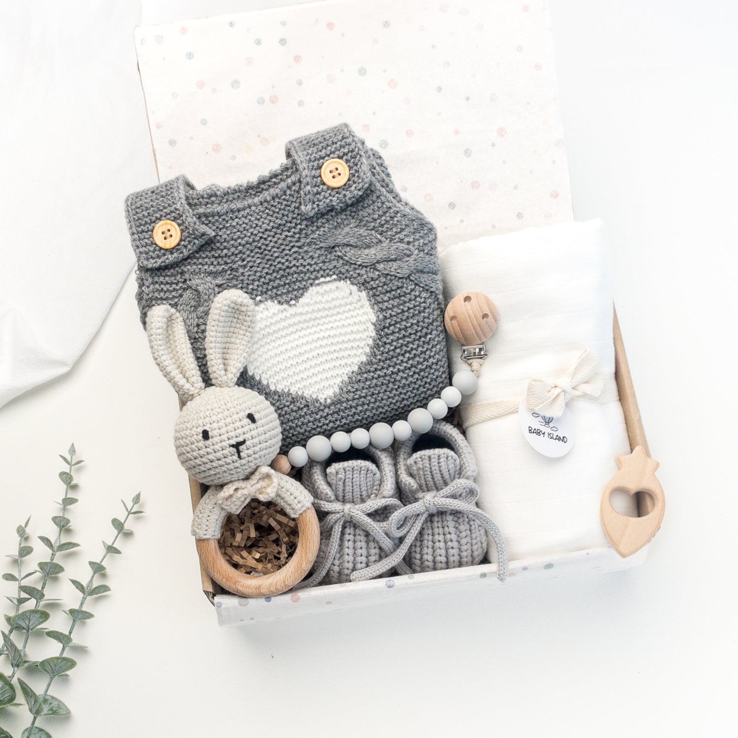 set regalo neonato originale, regalo per baby shower unisex con sonaglio uncinetto amigurumi fatto a mano e altri accessori per neonato in colore grigio e bianco genere neutro