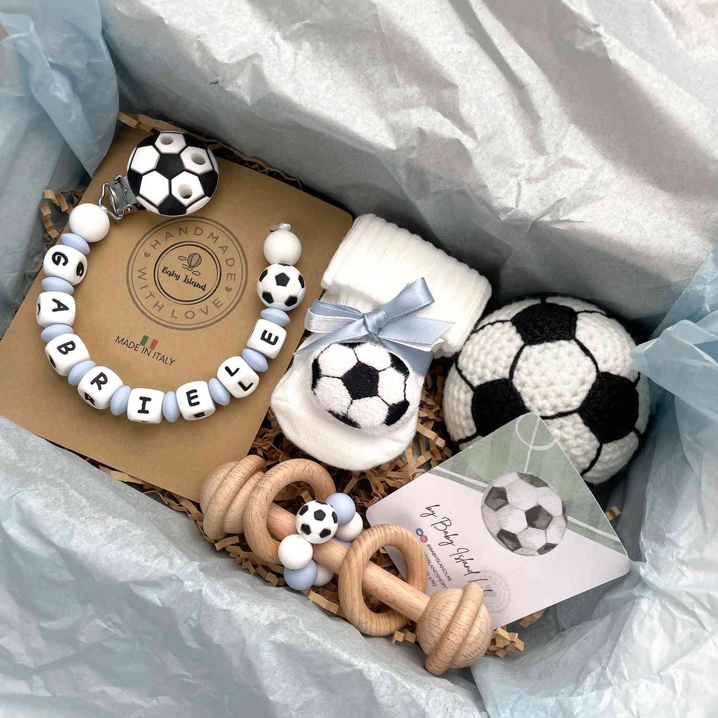 Set di accessori per neonato a tema calcio, palla da calcio con campanellino, ciuccio personalizzato, calzine, sonaglio legno per il bebè, perfetto per baby shower o nascita.