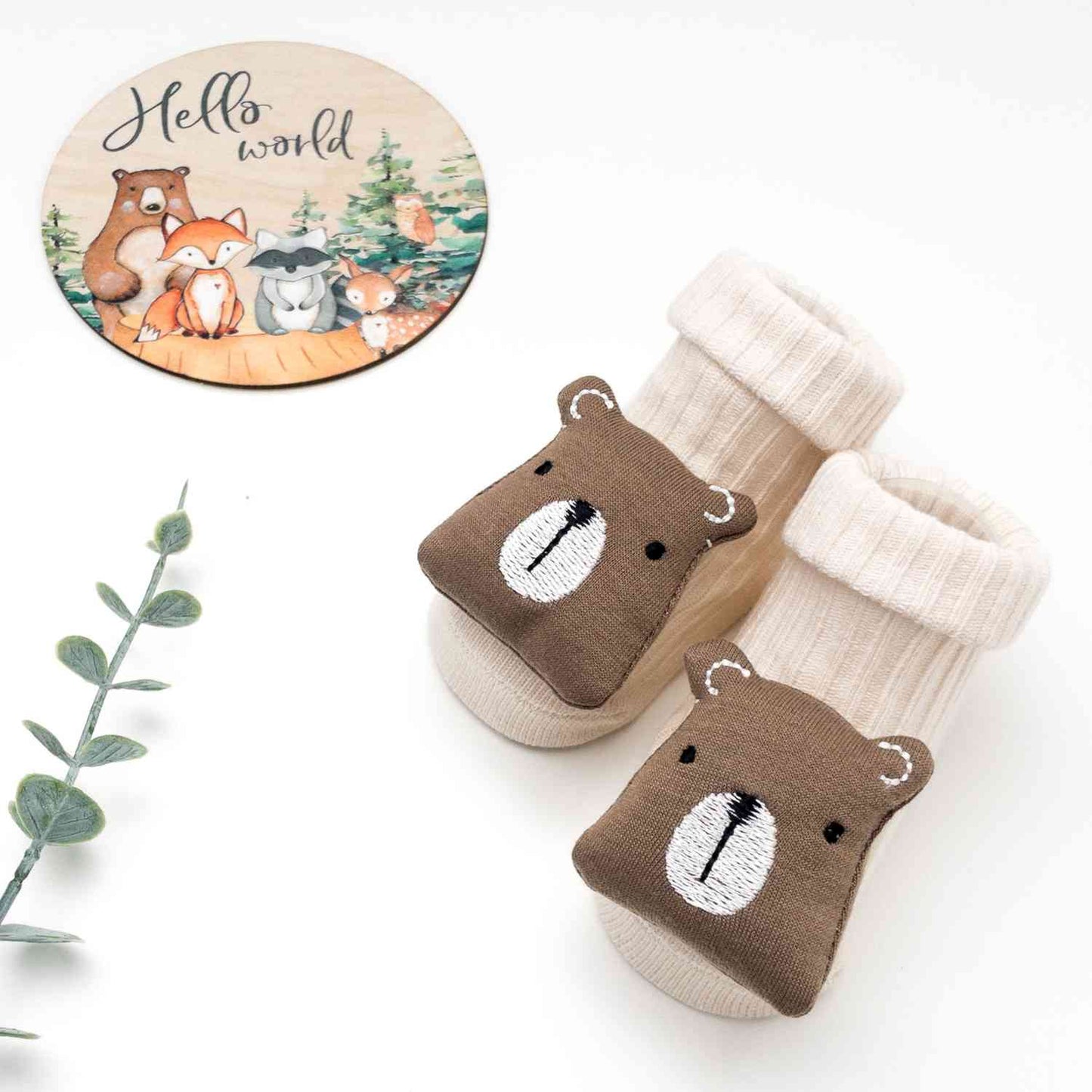 Calzini neonato taglia 0-6 mesi con orsetto, soffici e caldi, ideali per i primi mesi del bambino. Accessorio incluso nel set regalo Woodland Adventures, tema animali foresta. Regalo nascita tenero e utile, perfetto per baby shower. Calzini unisex per neonata o neonato, confezionati in scatola regalo elegante con fiocco. Idea regalo originale