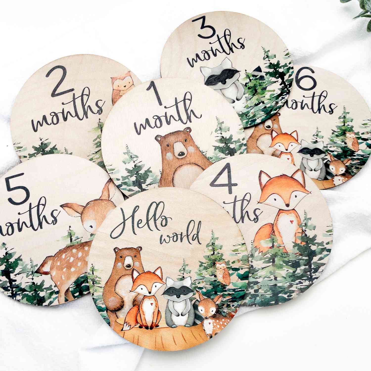 Carte milestone legno stile boho a tema natura, perfette per tracciare crescita del neonato mese dopo mese. Fotoprop per foto ricordo primi mesi, contenute nel set regalo neonato Woodland Adventures. Idea regalo nascita baby shower, utile e decorativa. Adatte per bambino e bambina, con design animali foresta. Accessorio fotografico originale per neonati