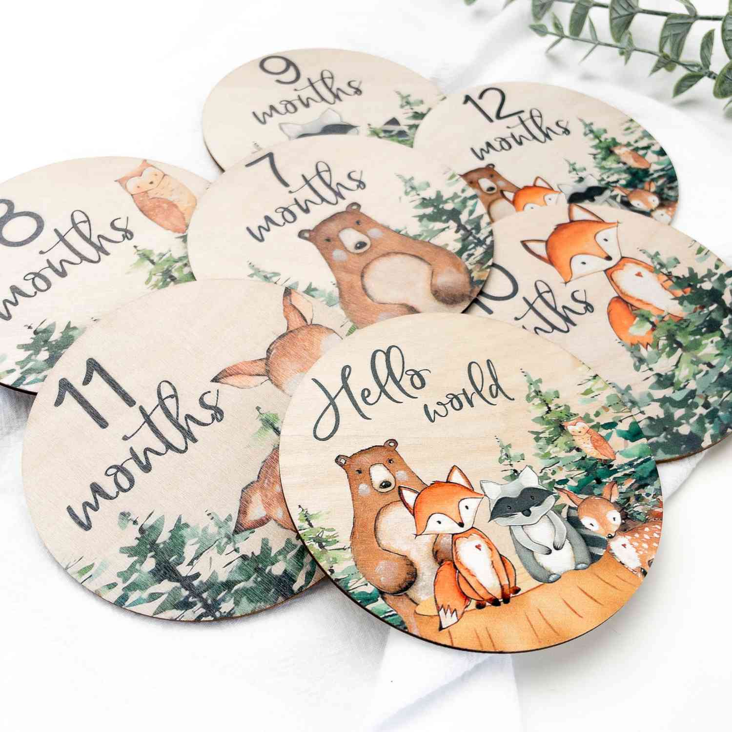 Card pietre miliari in legno per neonati, perfette per foto ricordo mensili e traguardi crescita. Set milestone cards tema animali foresta, parte del set regalo neonato Woodland Adventures. Idea regalo baby shower originale, ideale per genitori che vogliono immortalare ogni mese del primo anno del bambino. Accessorio fotografico utile, elegante e naturale