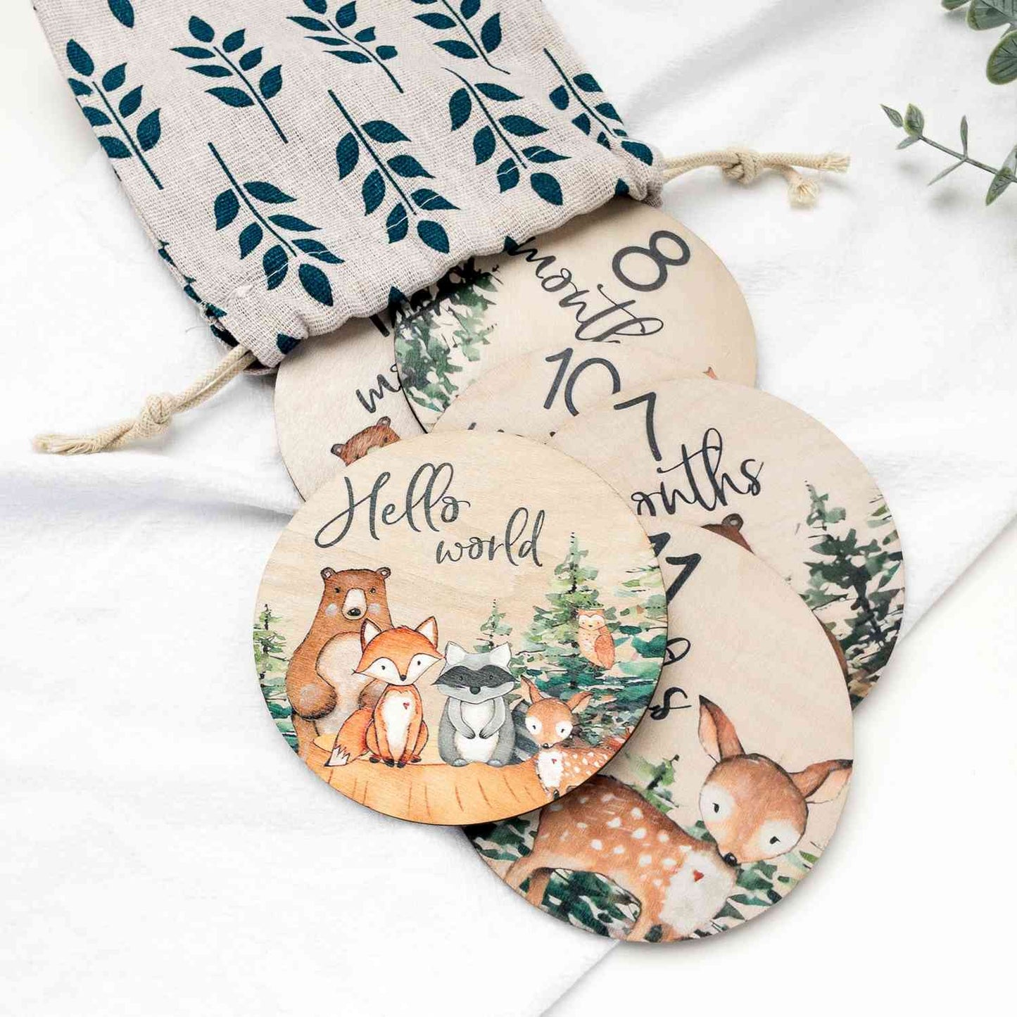 Carte pietre miliari in legno per neonato, perfette per fotografare ogni mese del primo anno. Design animali della foresta, stile woodland, ideali per foto ricordo nascita e crescita. Regalo baby shower originale per neogenitori, maschio o femmina. Inclusi nel set regalo Woodland Adventures con mussola, sonaglio e calzini. Decorazione per nursery e accessorio fotografico per bebè amanti della natura