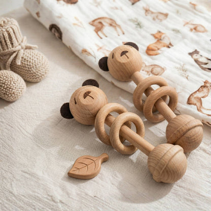 Sonaglio in legno di faggio naturale a forma di orso, sicuro e maneggevole per manine neonate. Stimola i sensi e la coordinazione del bambino. Incluso nel set regalo Woodland Adventures con mussola, carte milestone, calzini. Idea regalo neonato baby shower, perfetta per neonati maschio o femmina. Accessorio educativo e sostenibile per la prima infanzia