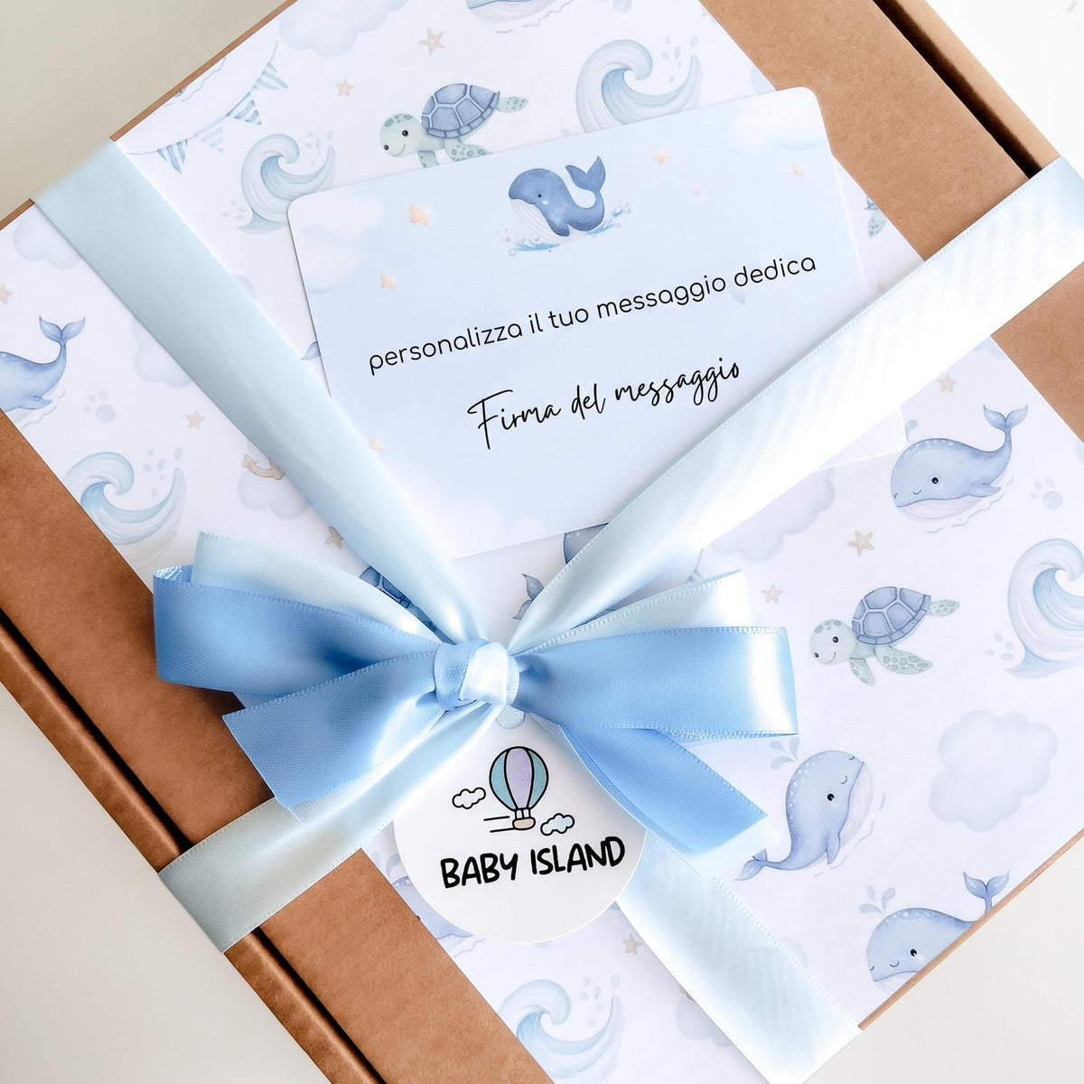 Confezione regalo per giostrina culla animali marini con fiocco, carta a tema e messaggio dedica, regalo pronto da consegnare ai neo genitori