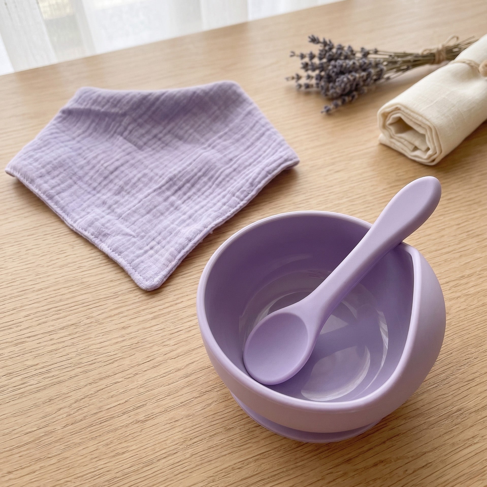 set prima pappa in silicone lilla con bavaglino in cotone