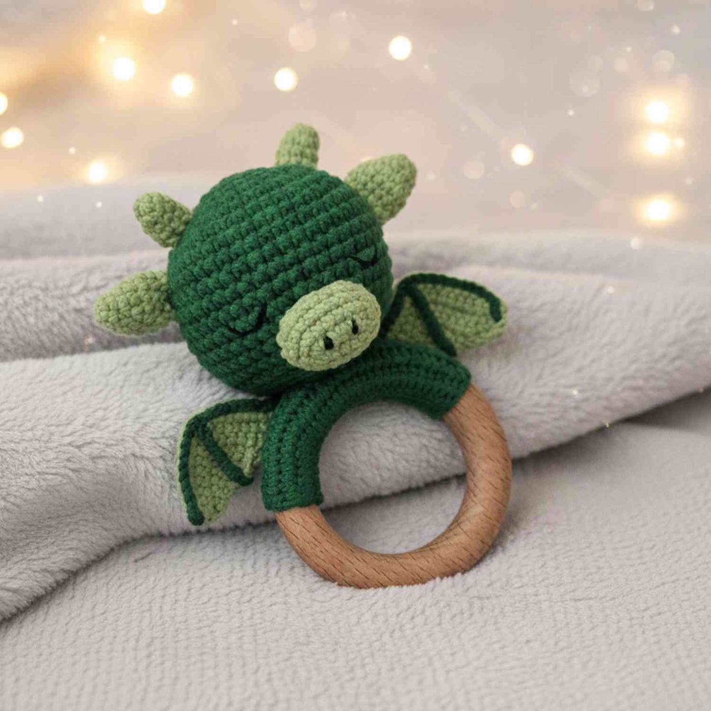 Sonaglino drago verde all'uncinetto incluso nel set regalo neonato draghi con mussola e complimese | Baby Island.