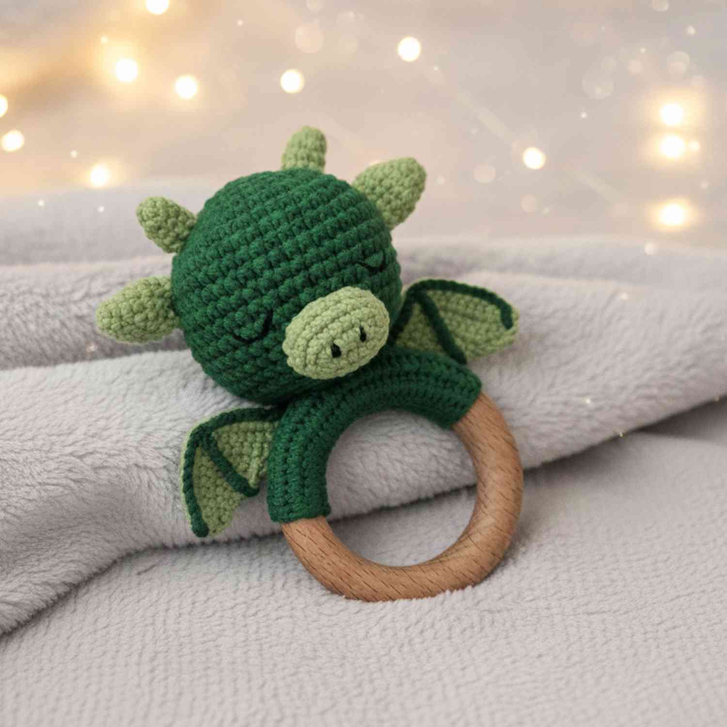 Sonaglino drago verde all'uncinetto incluso nel set regalo neonato draghi con mussola e complimese | Baby Island.