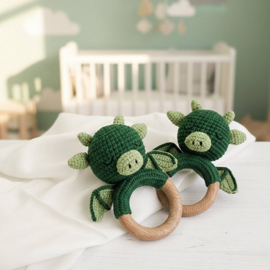 Sonaglio neonato drago con anello in legno, gioco sensoriale in cotone verde fatto a mano, ideale per regalo neonato maschio.