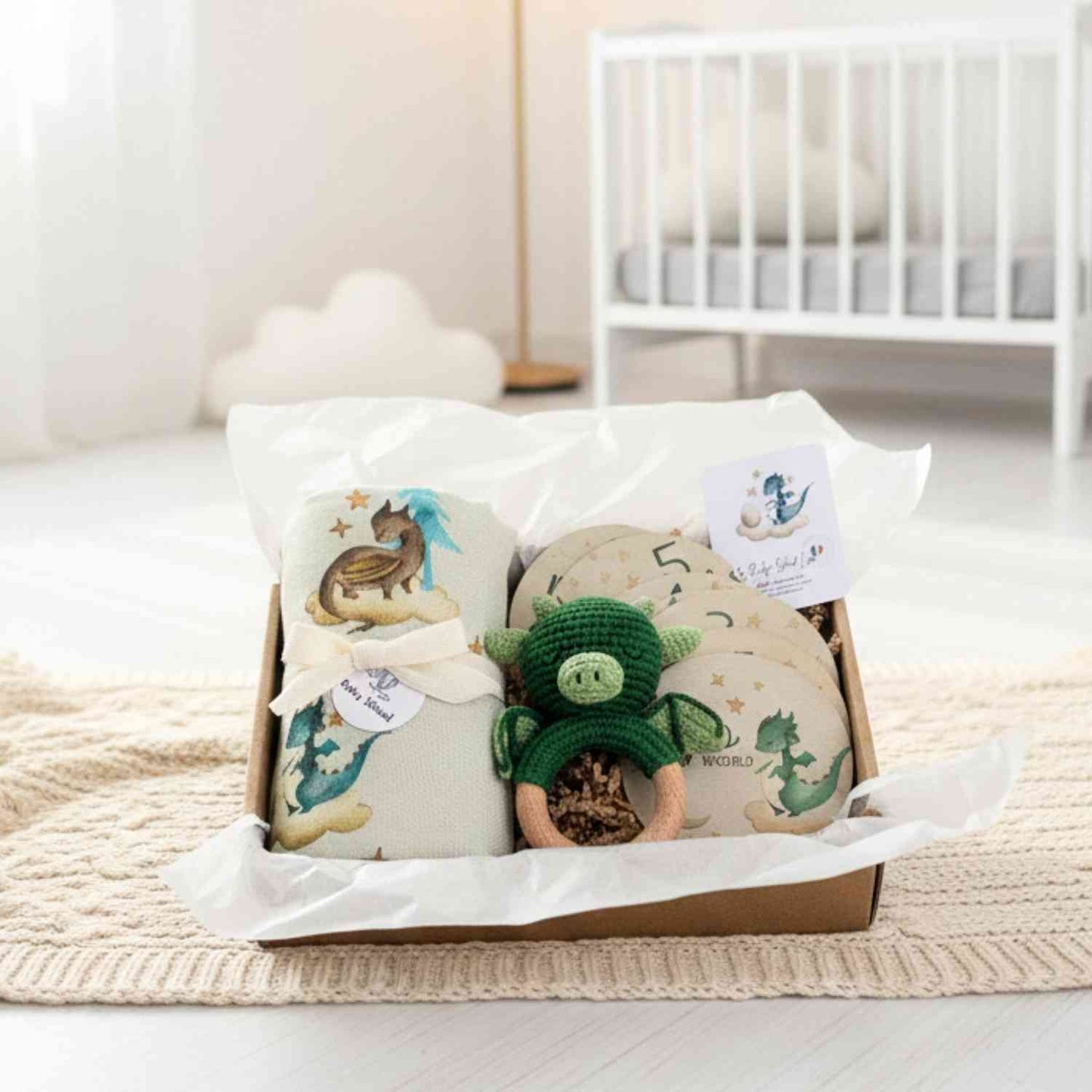 Confezione regalo neonato draghi con mussola, sonaglino e cards complimese in scatola kraft | Baby Island.