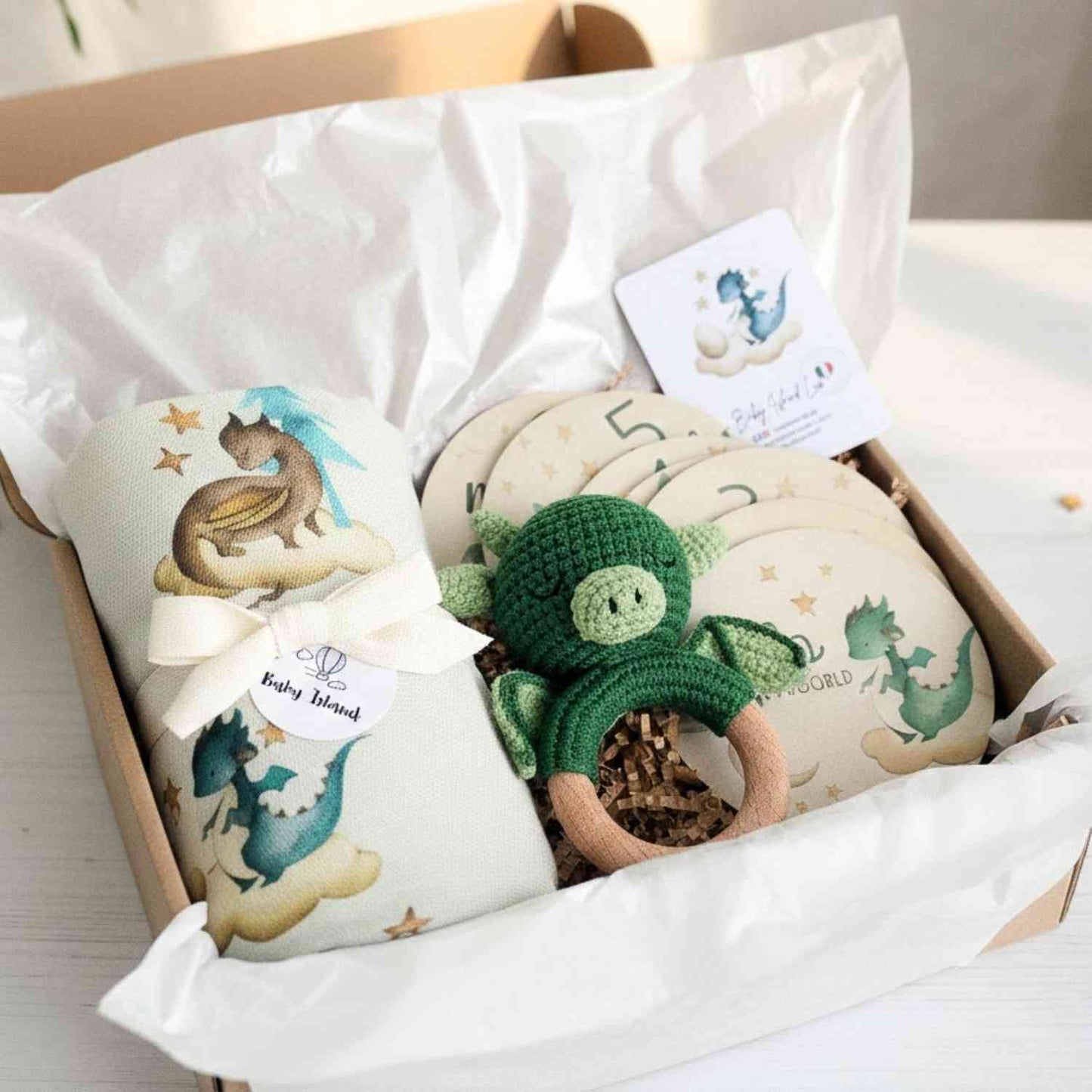 Set regalo per neonato draghi con mussola in bambù, sonaglino drago verde e cards complimese | Baby Island. Idea regalo originale per nascita.