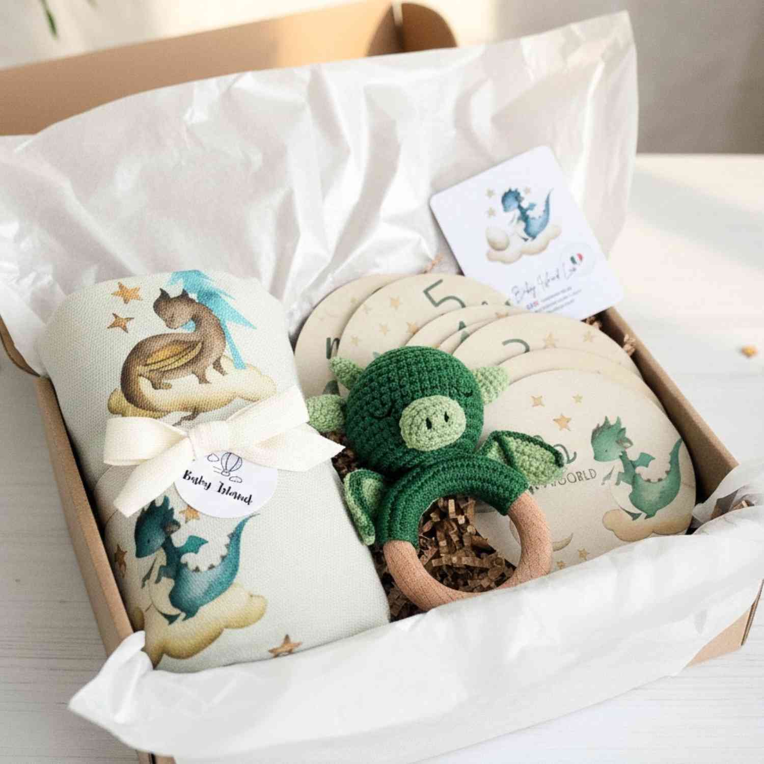Set regalo per neonato draghi con mussola in bambù, sonaglino drago verde e cards complimese | Baby Island. Idea regalo originale per nascita.