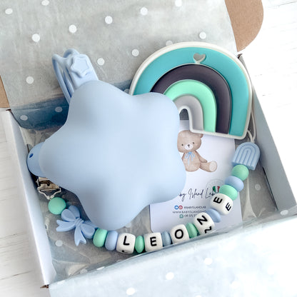 Set regalo neonato azzurro personalizzato con catenella ciuccio nome LEONE, massaggiagengive arcobaleno e porta ciuccio stella Baby Island.