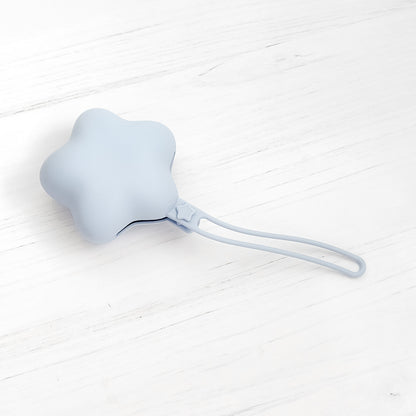 Porta ciuccio in silicone a forma di stella azzurra, pratico e sicuro per neonati, parte del set regalo Baby Island.