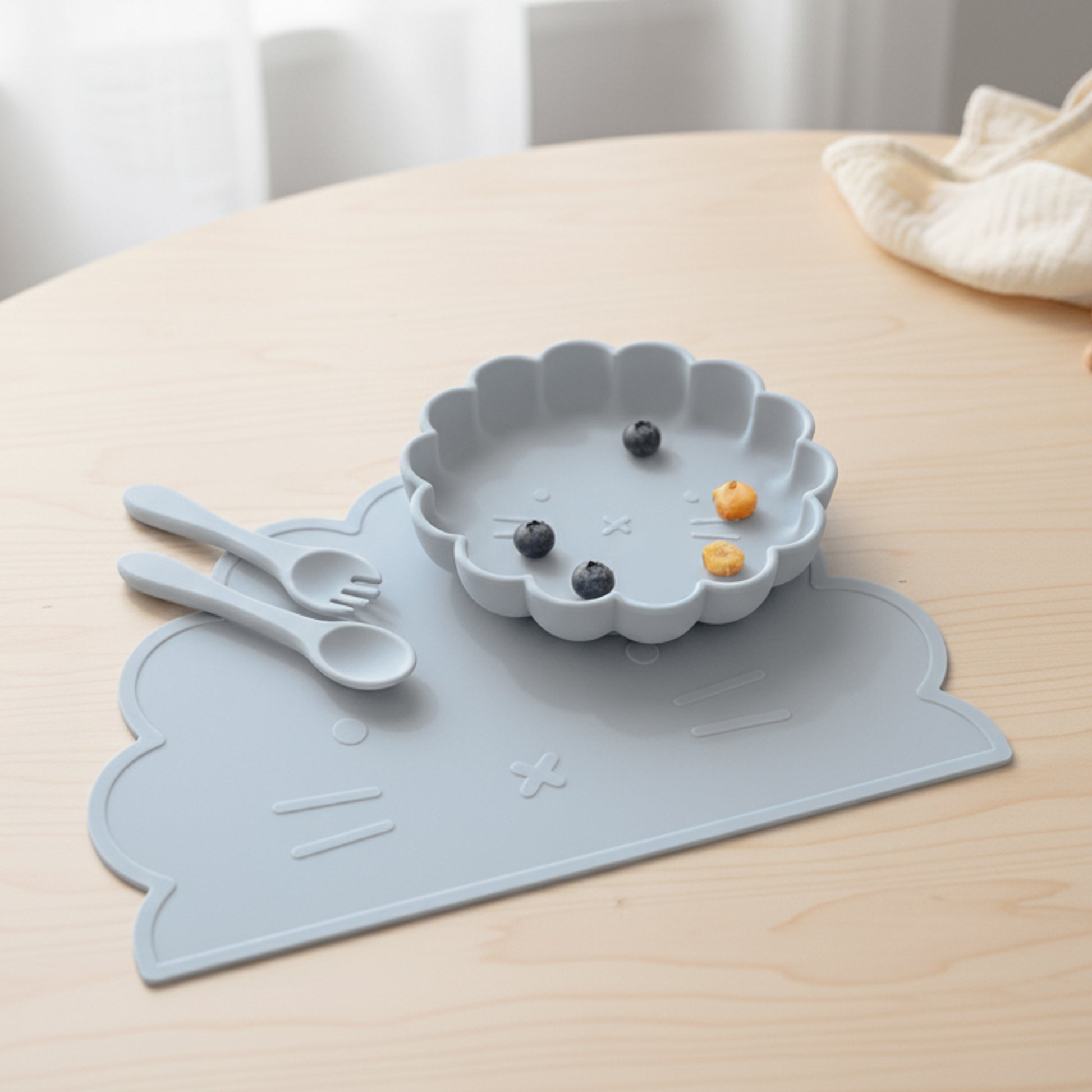 Set pappa azzurro grigio blu polvere in silicone alimentare privo di BPA, composto da piatto, posate e tovaglietta, ideale per lo svezzamento e i pasti sicuri e pratici dei bambini fino a 36 mesi