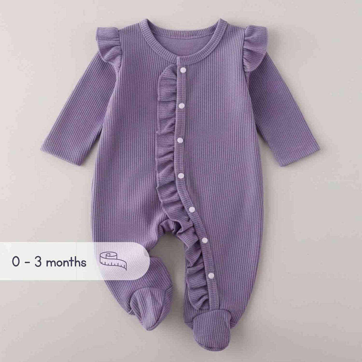 Set regalo neonato lilla con morbida mussola in tessuto di bambù, decorato con fiocco di raso viola, ideale per nascita femmina.