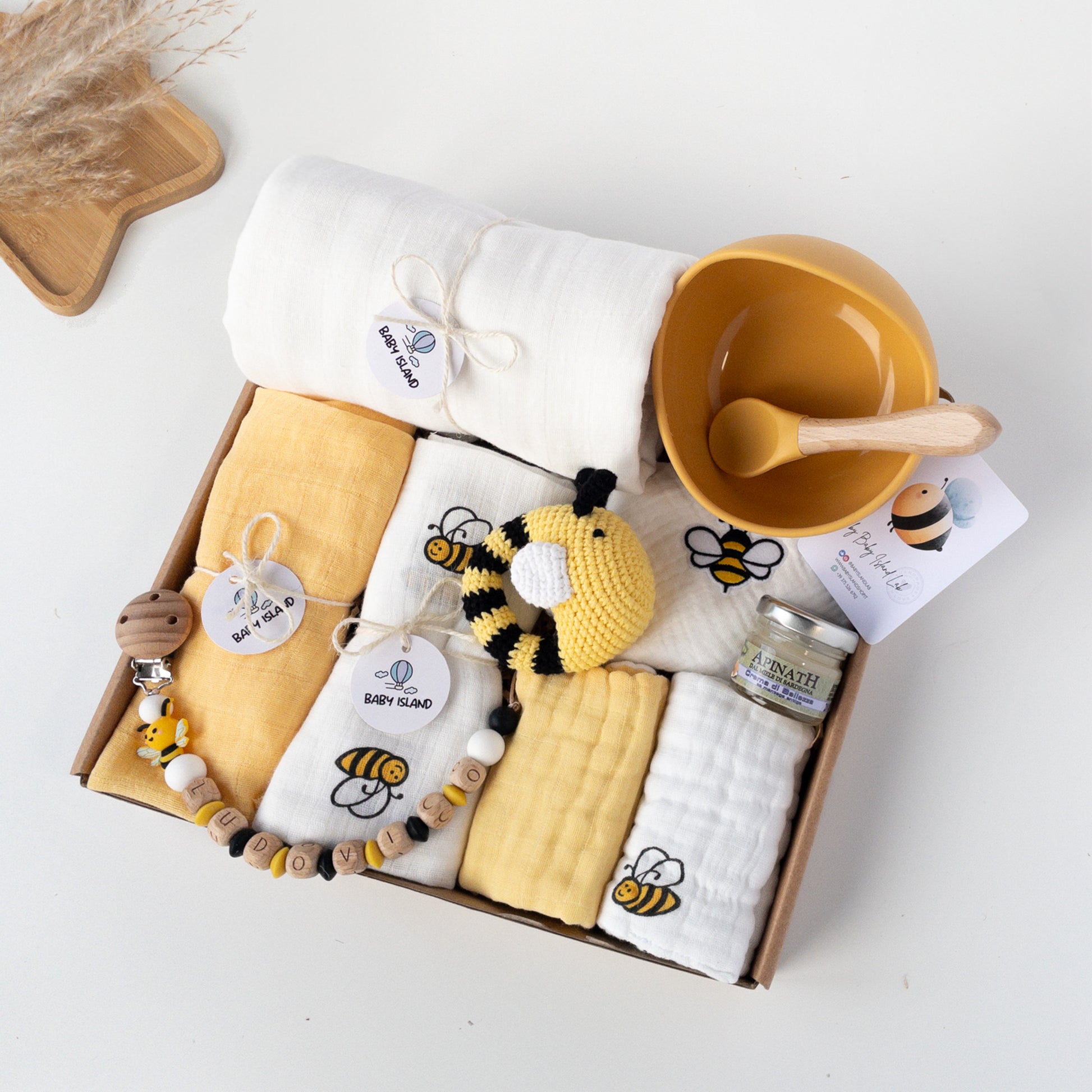 Set neonata api: mussole 100% cotone, bavaglino, set pappa, panni cambio, sonaglio e catenina ciuccio personalizzata con nome per il tuo bimbo o bimba
