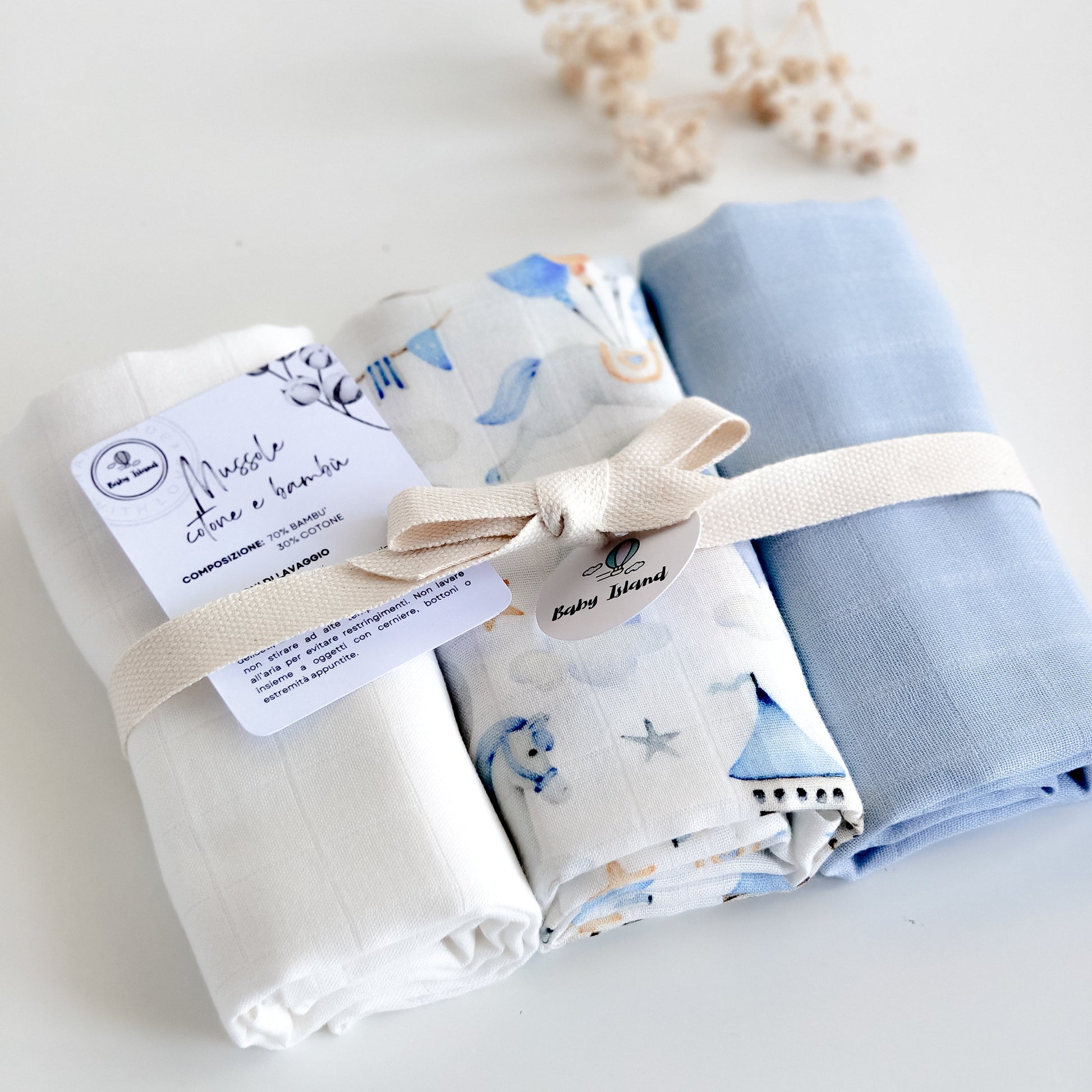 Set di mussole per neonato fantasia azzurro unicorni e castelli e tinta unita bianca e azzurro, morbide in cotone e bambù