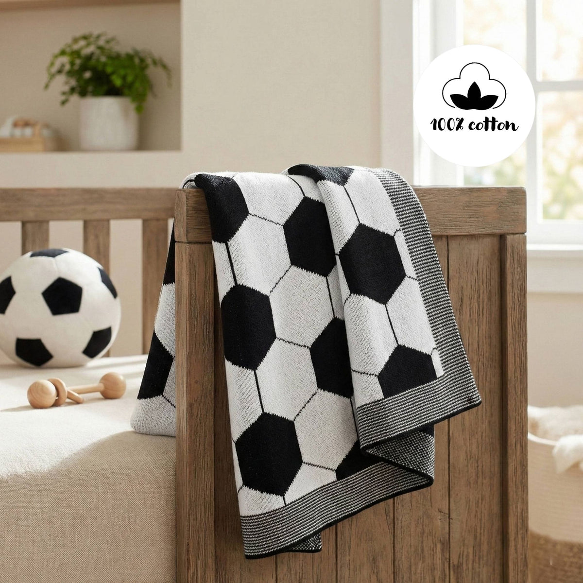 Coperta a tema calcio: "Coperta per neonato a tema calcio in bianco e nero"
Coperta in morbido tessuto 100% cotone per neonato, con motivo a pallone da calcio, perfetta per tenere il tuo piccolo al caldo.