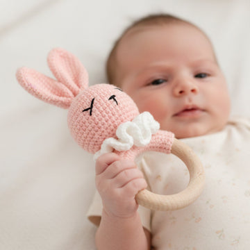 Set Regalo Neonata 12 Pezzi – Vestitini, Asciugamano, Peluche, Sonagli, Scarpe E Tazze, In Rosa – Ideale Per Baby Shower E Nascita