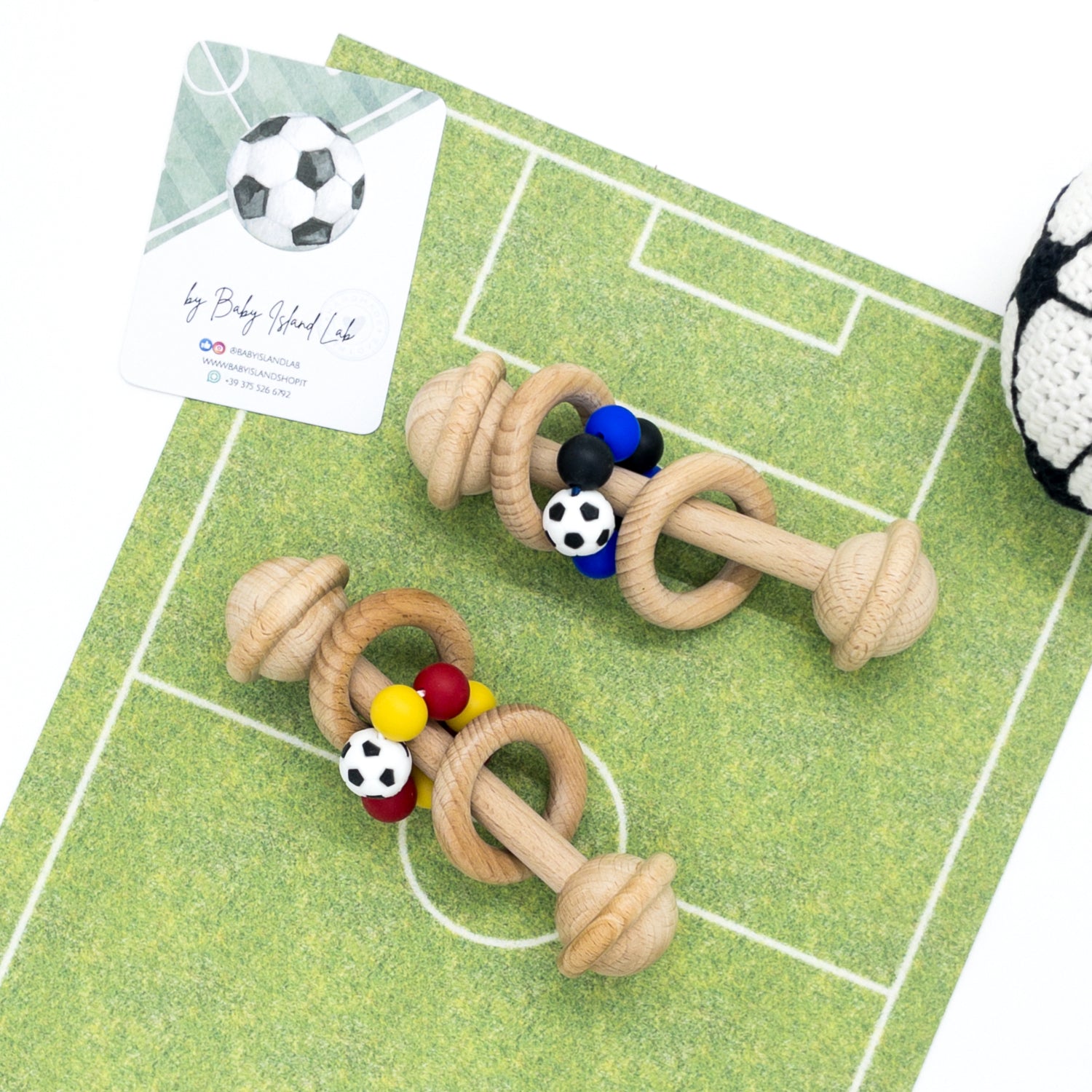 sonaglio neonato per sviluppo sensoriale con anelli in legno di faggio e anello colori squadre di calcio, accessorio a tema calcio per neonato, pensiero per neonato