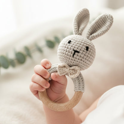Sonaglio neonato coniglietto a forma di coniglio, in cotone fatto a mano con anello in legno naturale, ideale per neonati e prime scoperte.